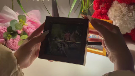 Custom Flip Photo Box – Hand-Cranked Memory Viewer for Couple & Family Gift Moments